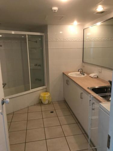 Bathroom La Pacifique Apartments